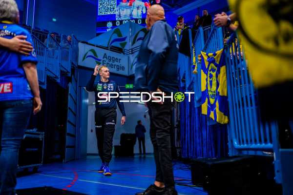 Ein Spieler vom VfL Gummersbach betritt das Spielfeld, während Fans applaudieren.