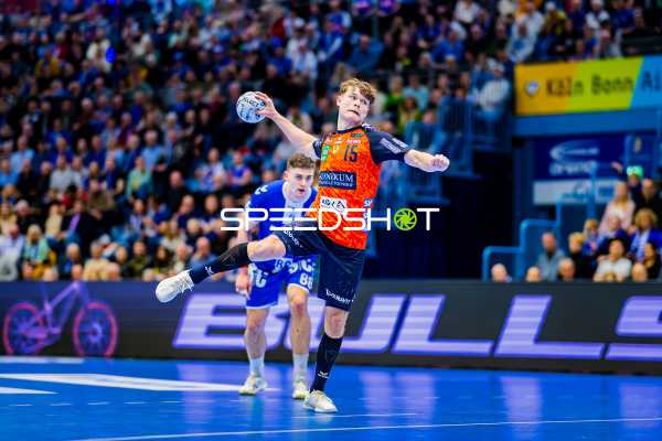 Ein Spieler der Rhein Neckar Löwen springt zum Wurf an, während ein Spieler von VfL Gummersbach verteidigt.