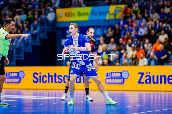 Tilen Kodrin vom VfL Gummersbach bereitet einen Pass vor.