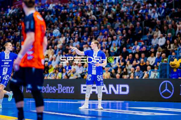 Spieler von VfL Gummersbach passt den Ball.