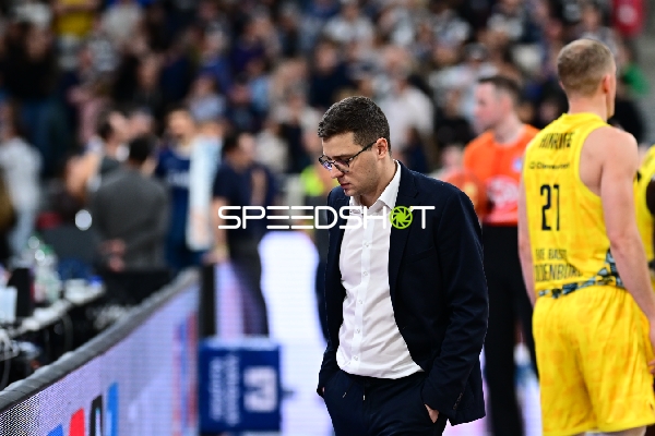 Szene mit Alex Vogel (997; MLP Academics Heidelberg) und Seth Hinrichs (21; EWE Baskets Oldenburg)