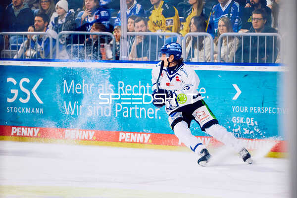 Mario Zimmermann (13, Straubing Tigers) fährt Kurve