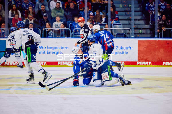 Matthias Plachta (22, Adler Mannheim) und Nelson Nogier (77, Straubing Tigers) kämpfen am Boden
