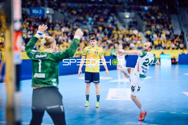 Ein Spieler von Frisch Auf Göppingen versucht, ein Tor zu werfen, während der Torhüter der Rhein-Neckar Löwen den Schuss abwehrt.