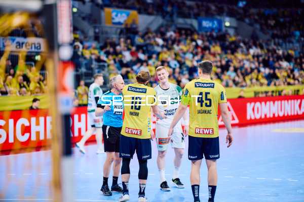 Spieler unterhalten sich während einer Spielunterbrechung