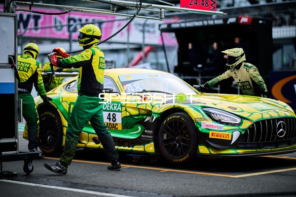 Rennfahrzeug in der Boxengasse