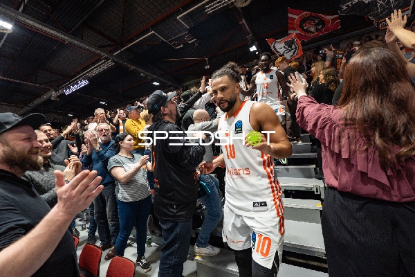 Kaza Kajami-Keane (10; NINERS Chemnitz) und Amadou Sow (12; NINERS Chemnitz) in Szene mit Fans