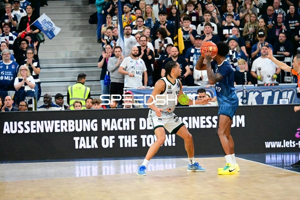 Marcel Keßen (15; MLP Academics Heidelberg) mit Ball
