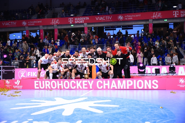 Feiernde Florian STEYRER (15; Österreich) und Teamkollegen