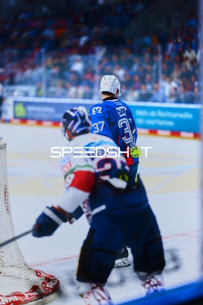 Spieler im Zweikampf