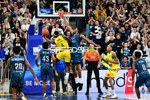 Osun Osunniyi (12; MLP Academics Heidelberg) und Michale Kyser (12; EWE Baskets Oldenburg) am Korb