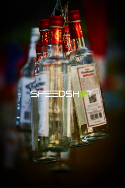 Flaschen mit roten Verschlüssen