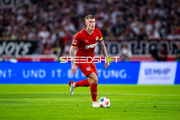 Spieler Eric Smith (8; FC St. Pauli) mit Ball