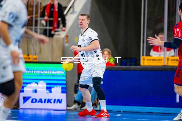 Elias Skipagotu von THW Kiel hat den Ball und bereitet einen Pass vor.