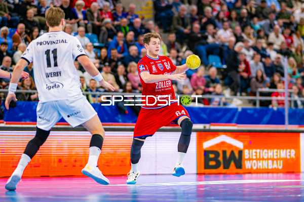 Maximilian Hejny im Angriff gegen Petter Øverby.