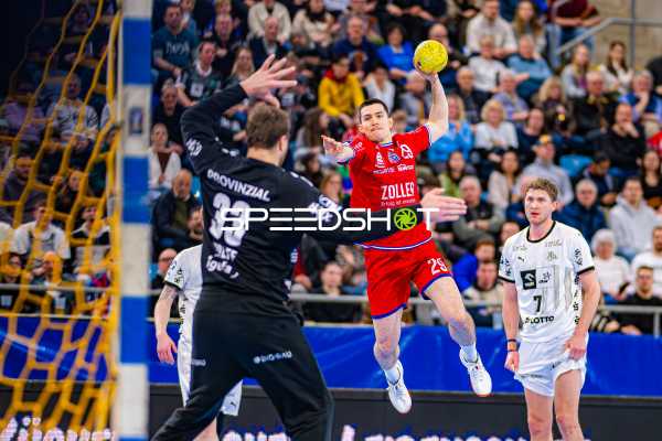 Ein Spieler von SG BBM Bietigheim (Nr. 26) springt zum Wurf, während der Torwart von THW Kiel (Nr. 33) den Ball abzuwehren versucht. Magnus Landin (Nr. 7) von THW Kiel beobachtet das Geschehen.