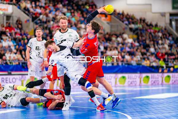 Zweikampf zwischen Spielern von THW Kiel und SG BBM Bietigheim