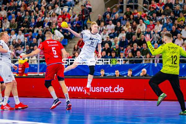 Ein Spieler von THW Kiel mit der Nummer 21 geht zum Wurf.