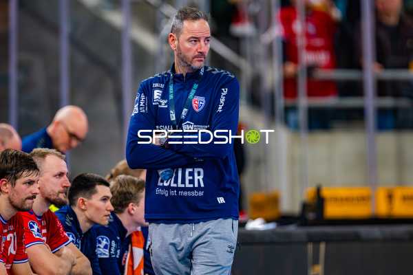 Trainer und Spieler auf der Bank während des Spiels