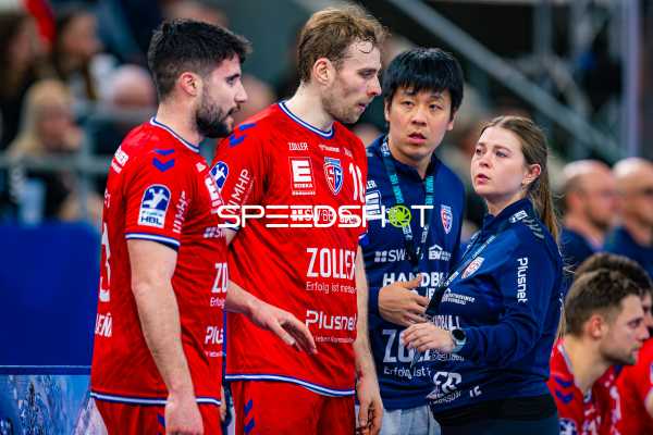 Team-Besprechung an der Seitenlinie