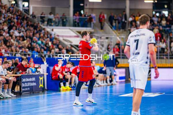 Ein Spieler von SG BBM Bietigheim bereitet sich darauf vor, den Ball zu spielen.
