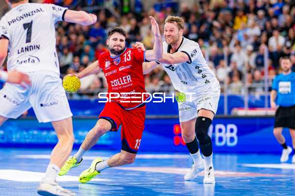 Juan de la Peña von SG BBM Bietigheim versucht, einen Durchbruch gegen die Verteidigung von THW Kiel zu erzielen, während Petter Øverby in der Defensive ist.