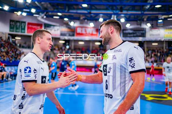 Spieler von THW Kiel klatschen sich ab.