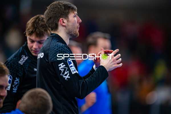 Spieler von THW Kiel stehen zusammen und sind im Gespräch.