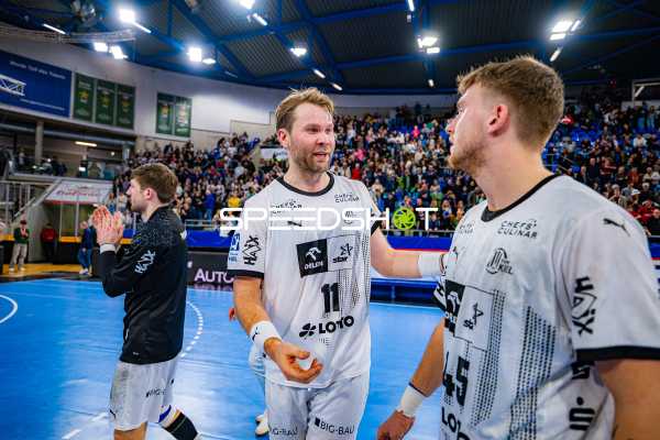 Spieler von THW Kiel feiern nach einem erfolgreichen Spielzug.