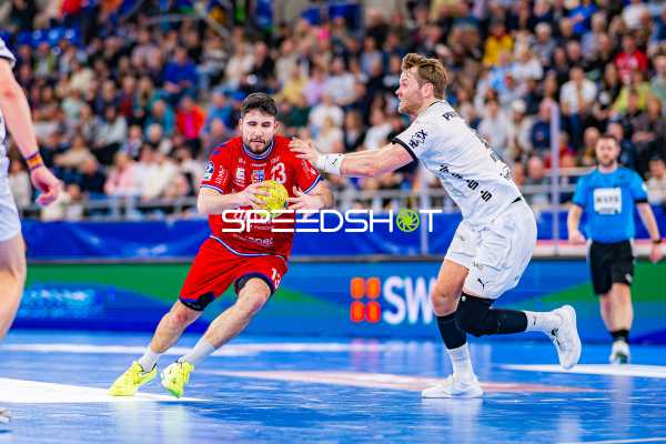 Juan De la Pena im Angriff gegen einen Spieler von THW Kiel