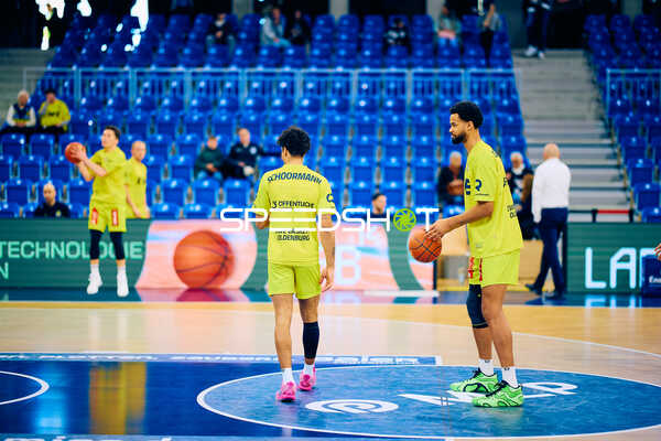 Spieler der EWE Baskets Oldenburg beim Aufwärmen