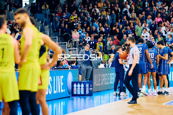 Teams im Timeout während des 1. Viertels