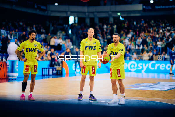 Spieler der EWE Baskets Oldenburg beim Aufwärmen