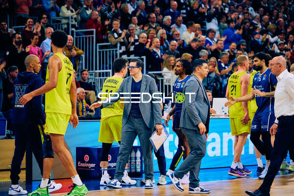 Handshake zwischen MLP Academics und EWE Baskets