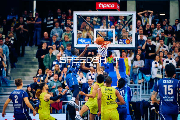 Paul Zipser dunked während des Spiels
