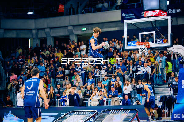Spektakulärer Dunk im SNP DOME