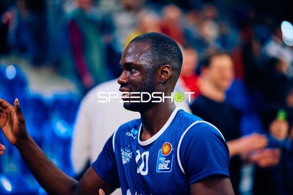 Bakary Dibba gibt High-Five nach dem Spiel