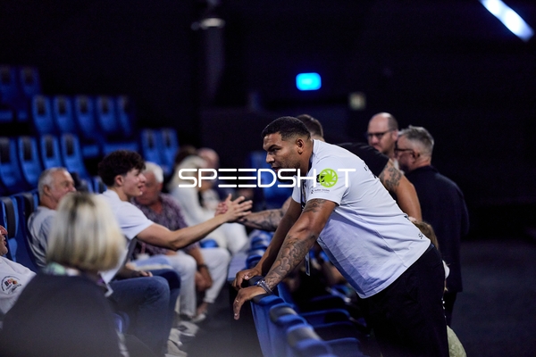 Ringside-Zone Face-Off