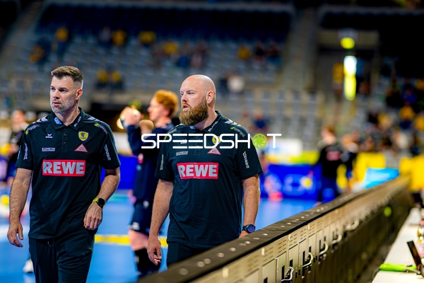 Aufwärmen Trainer Dragan Jerkovic (98;Rhein Neckar Löwen)