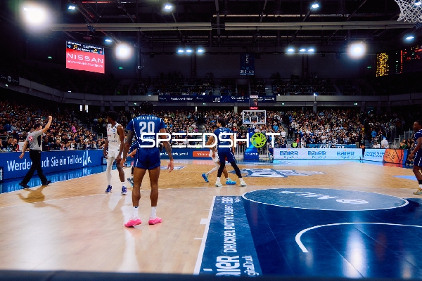 Spieler dribbeln den Ball über das Spielfeld.