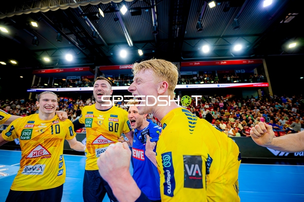 Torjubel Juri Knorr (10;Rhein Neckar Löwen), Jannik Kohlbacher (80;Rhein Neckar Löwen)