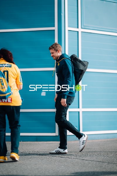 Tim Nothdurft (8; Rhein Neckar Löwen) positioniert sich