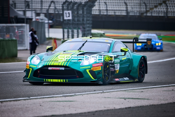 Rennfahrzeug auf der Rennstrecke