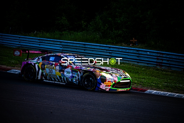 Rennfahrzeug auf der Rennstrecke