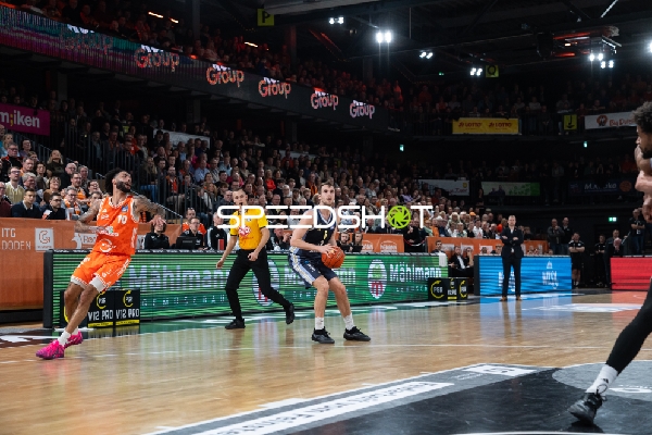 Malte Delow (6; Alba Berlin) mit Ball in Wurfvorbereitung