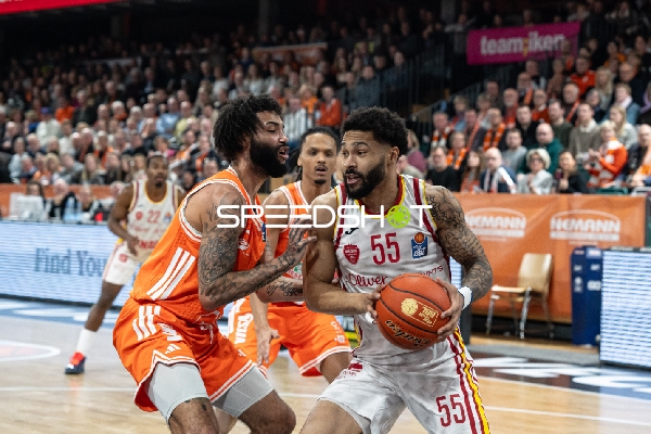 David Muenkat (55; Würzburg Baskets) mit Ball gegen Tevin Brown (10, Rasta Vechta)