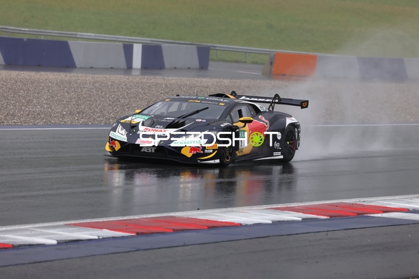 Rennfahrzeug auf nasser Strecke