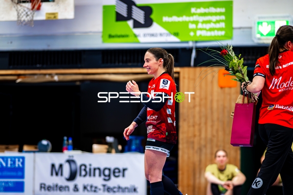 Spielerinnen in roten Trikots