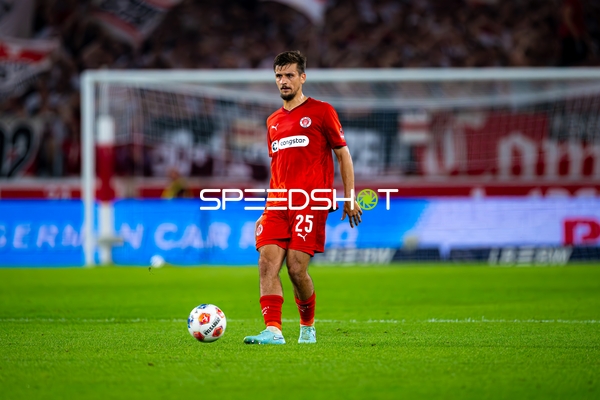 Adam Dzwigala (25; FC St. Pauli) am Ball