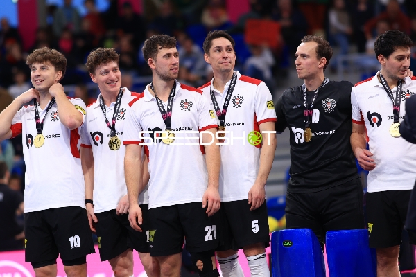 Sebastian EITENBERGER (5; Österreich) mit Medaille im SNP Dome